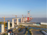 杭州湾跨海铁路大桥攻克五项“世界第一”挑战 2027年底具备开通条件