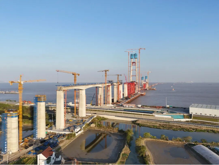 （杭州湾跨海铁路大桥北航道桥施工场景）