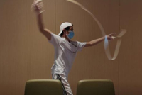 海底捞店员甩面，面条多次着地，官方暂无回应