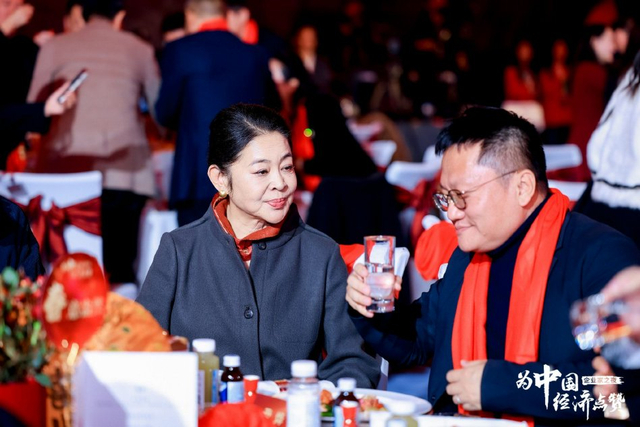 2024企业家之夜,倪萍、赵燕、张兰为宗馥莉见证荣誉时刻
