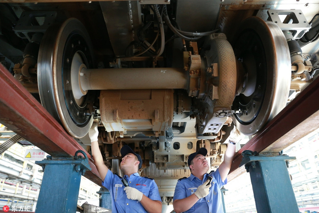 复兴号来了！纯中国血统动车组亮相 速度可达400公里/小时