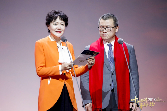 李佩钰邓庆旭为钱治亚开2018中国经济年度人物新锐奖