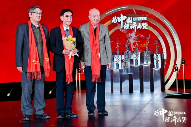 2024企业家之夜，冯并、卢迈为尹志尧见证荣誉时刻