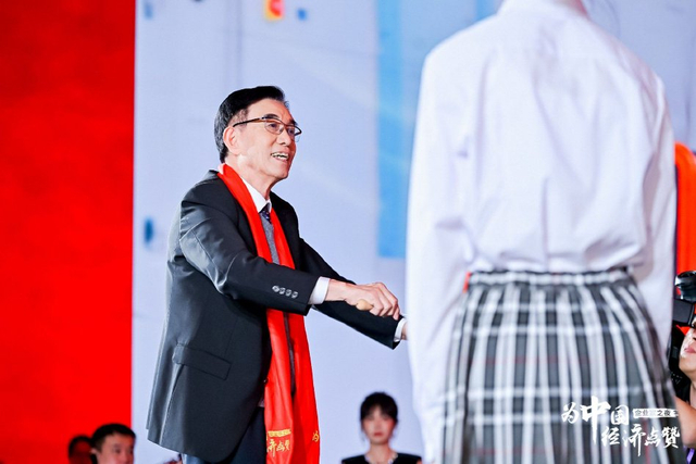 2024企业家之夜,冯并、卢迈为尹志尧见证荣誉时刻