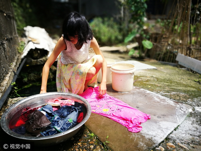 樊春瑛在洗衣服.