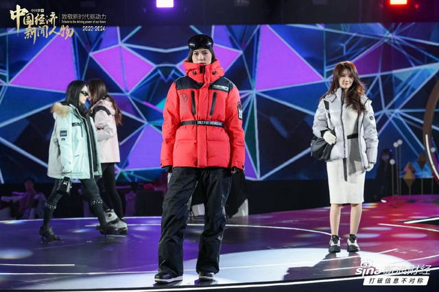 高德康获选中国经济新闻人物(2023-2024)，李东生、余平为其颁奖