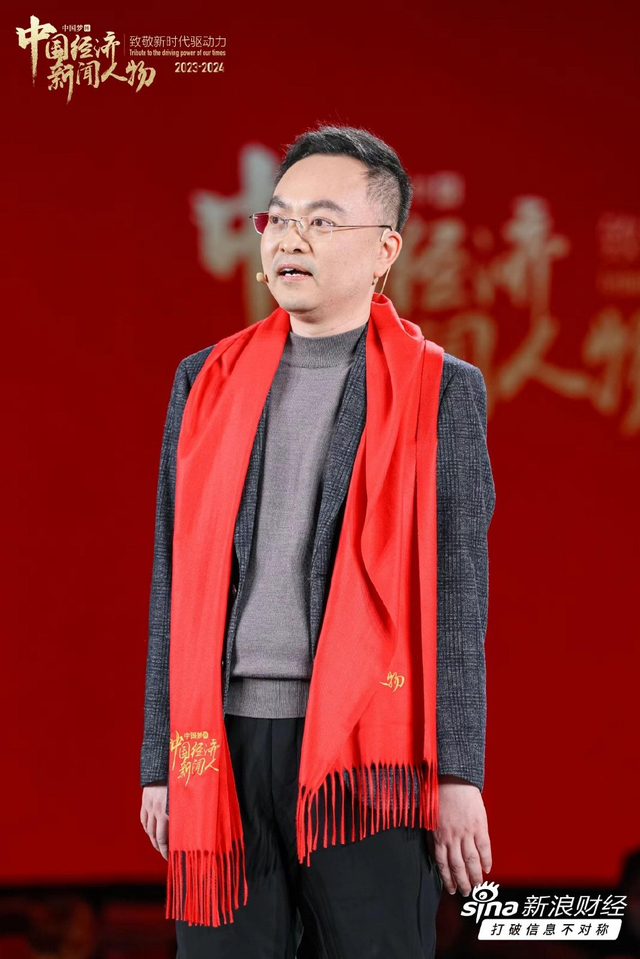 蔡磊获选中国经济新闻人物，俞敏洪、冯仑、倪萍颁奖，潘基文寄语