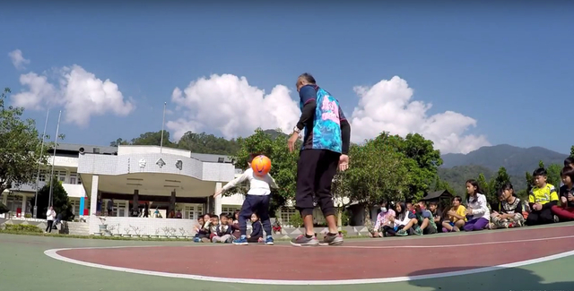 校长郭基鼎称,滑坡目前尚未危及跑道,只是空拍照片的角度比较惊人,若