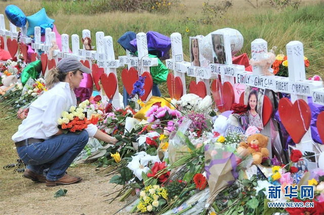 美国德州枪案后民众悼念遇难者