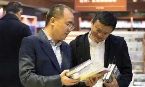 　·阎志带马云参观卓尔书店。