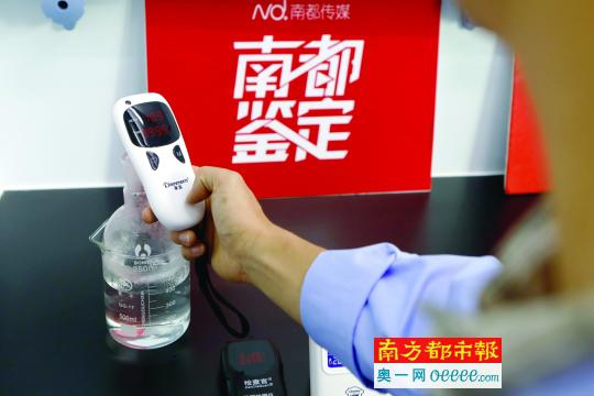 工程师把甲醛检测仪样本靠近甲醛出气口测试。
