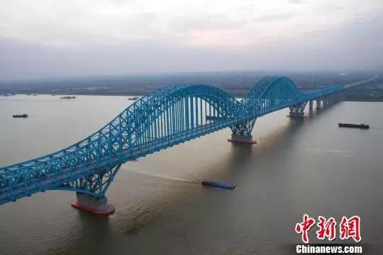 图为京沪高铁南京大胜关长江大桥。