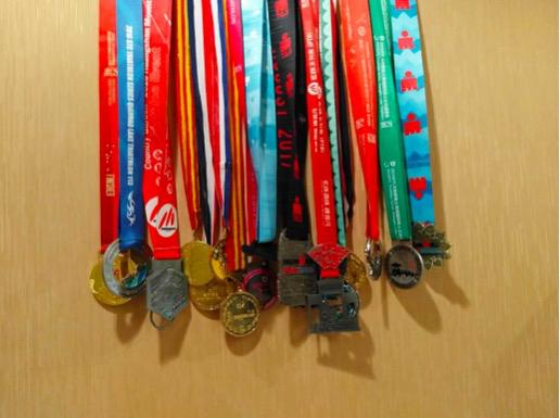 陈妙林办公室后方，休息室过道墙上的体育赛事奖牌&nbsp;&nbsp;拍摄：郑萃颖