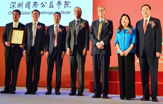 ▲何巧女与比尔盖茨一同做慈善
