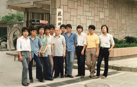 1984年至1988年，马云（左二）在杭州师范学院读书。
