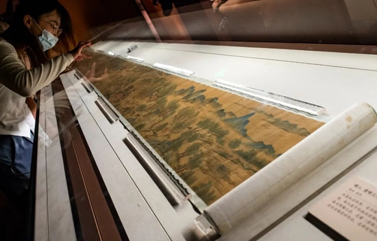 ▲2022年9月1日，北京，观众在首钢园展区体验真人线下沉浸式交互的游戏。