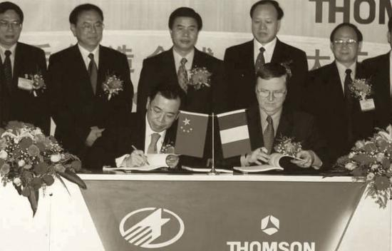 　　2003年，TCL并购法国汤姆逊的签约仪式。来源：被访者供图