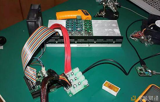 吴忌寒团队在Avalon芯片基础上，手工制作的矿机