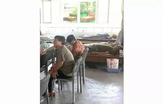 　排队等待体验玉石床垫的人们