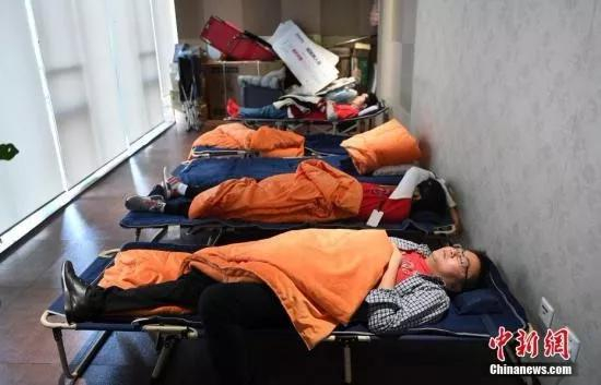 阿里巴巴员工迎战购物节期间，抽时间休息。中新社记者 王刚 摄&nbsp;