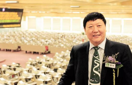就在前两年，乐视贾老板也依靠长江商学院的同学“天秀”了一把。