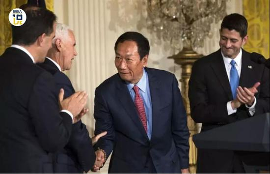 题图：富士康集团创始人、董事长 郭台铭（图中）