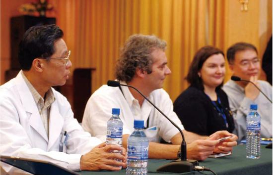 ·&nbsp;2003年12月31日，世界卫生组织专家到广州医学院第一附属医院与钟南山（左一）一起研讨非典治疗对策。