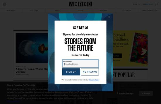 在Web上，《连线》提供的免费内容是典型的凌乱、烦人的体验，绝望地想要把你优化成产品，出售给广告商。