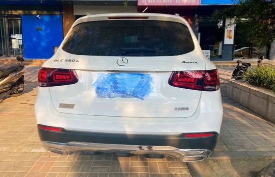 “北京奔驰”连在一起的字体设计 图源：品驾 董楠摄