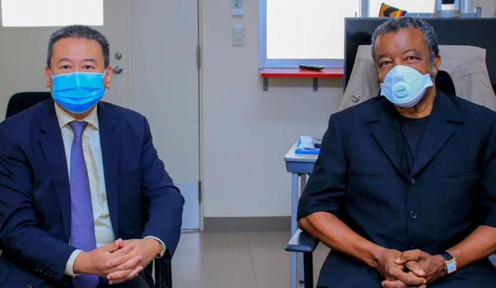 © 非洲大湖区特使办图片 |&nbsp;夏煌于去年9月对刚果（金）进行了访问，并同为埃博拉治疗做出重要贡献的流行病学专家穆耶姆贝进行交流。