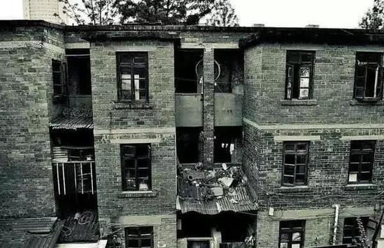 　那个时期的“筒子楼”建筑又称兵营式建筑，一条长走廊串连着许多个单间，走廊两端通风，状如筒子