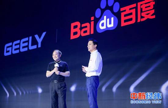 ▲李彦宏（右）和吉利控股集团董事长李书福宣布达成合作。图片来源：百度