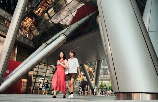 在济南恒隆广场购物的年轻女性 王涵艺 摄