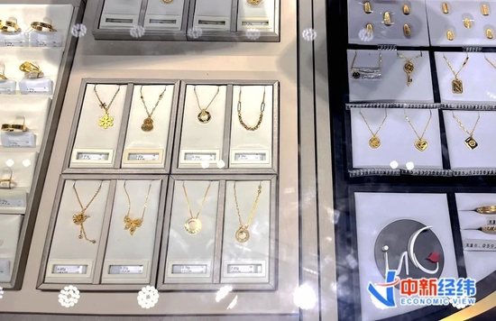 ▲某黄金珠宝门店内正在售卖的黄金饰品。中新经纬闫淑鑫摄