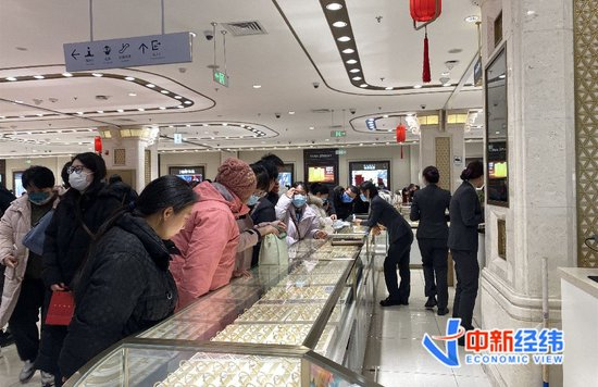 菜百首饰黄金柜台。中新经纬 李自曼摄