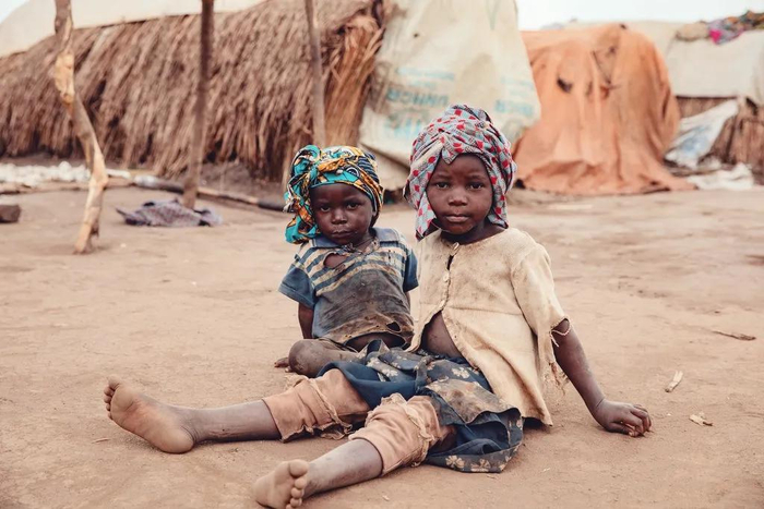 © 联合国儿基会图片 |&nbsp;刚果民主共和国境内流离失所者营地里的两名男孩