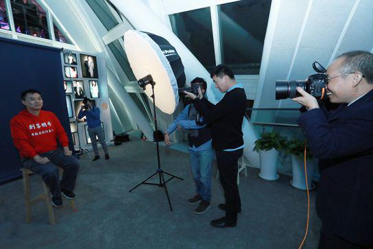 潘石屹为天明集团董事长姜明拍照。在互联网普及的年代，潘石屹认为，图像是比诗词曲、比毛笔钢笔更加丰富的表达。