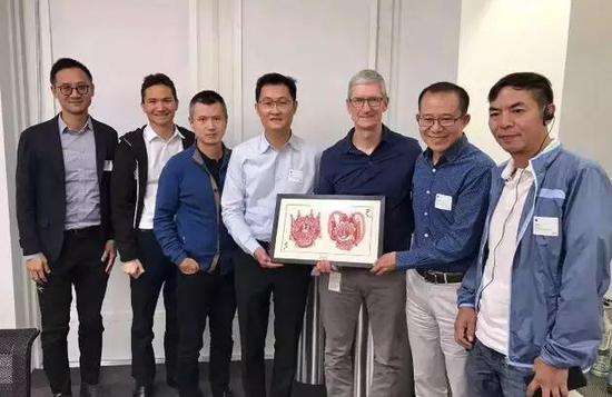 ▲马化腾等高管与库克合影