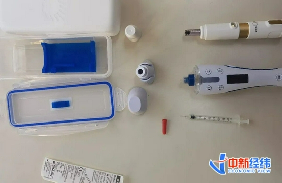  ▲图片右边从上到下分别为无针注射器、电子笔式注射器与普通针头注射器&nbsp;