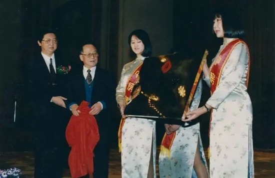 　　国务院原副总理谷牧同志为中房集团揭彩。