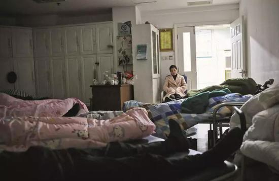 　　3月22日，江苏盐城市第三人民医院重症医学科ICU外，院方为转移到院的重伤者家属设置了休息区域。由于空间有限，一位女士只能坐在椅子休息，她的妹妹在爆炸事故中遭受重伤。图/视觉中国