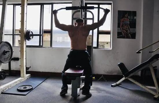 湖州的健身房，会员进行背部训练。中青报·中青网记者 马宇平/摄