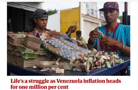 图为当地人将废纸张钞票编织成手提包出售