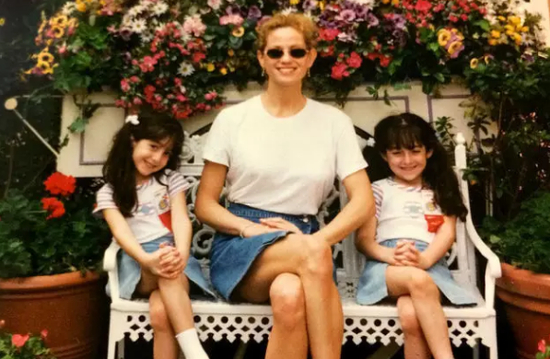  · 年轻时的康威颜值颇高，15岁时还曾拿到过“新泽西蓝莓公主”选美大赛冠军。图为她与双胞胎女儿的合照。