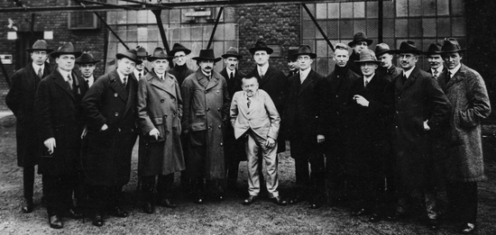  中间是施泰因门茨，这张照片里还有爱因斯坦和特斯拉