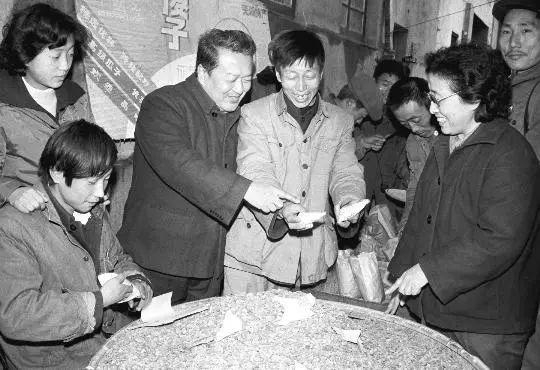 　年广久（左四）在卖瓜子。