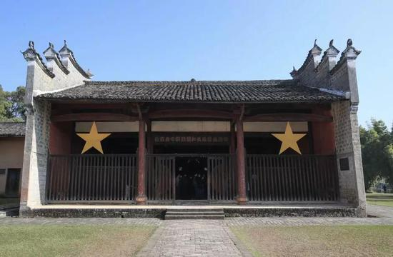 瑞金第二次全国苏维埃大会大礼堂，门上“中华苏维埃共和国临时中央政府”14个大字为黄亚光书写。