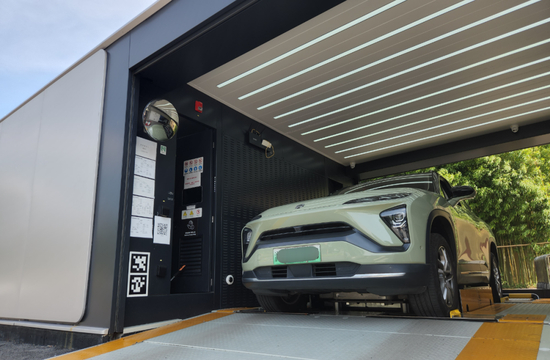 7月下旬，车辆在蔚来汽车上海大宁小城的换电站点换电。新华社记者 王默玲 摄