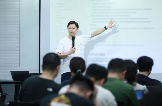  ▲&nbsp;林凡在给员工培训。图 / 受访者提供