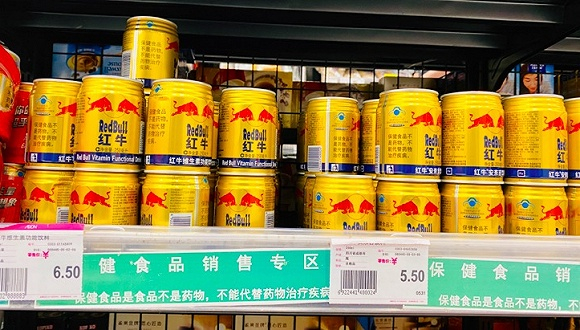  北京某超市货架上的华彬红牛和红牛安奈吉。摄影：赵晓娟